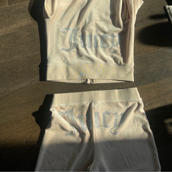 Juicy Couture beige tracksuit worn once small top small bottoms - Picture 7 of 8